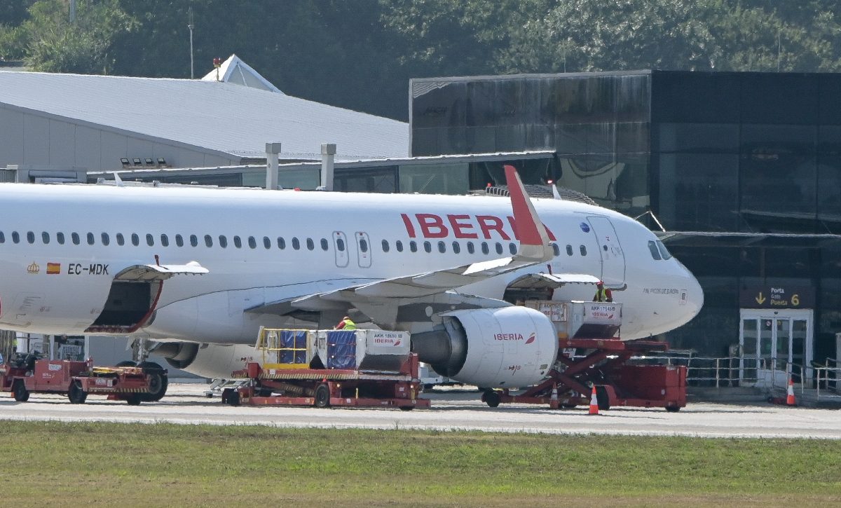 Foto de archivo que muestra un avión de Iberia en el aeropuerto de Alvedro, España. (EuropaPress)