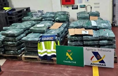 Agentes de la Guardia Civil, Policía Nacional y Vigilancia Aduanera de la Agencia Tributaria, de España, incautaron dos toneladas de cocaína