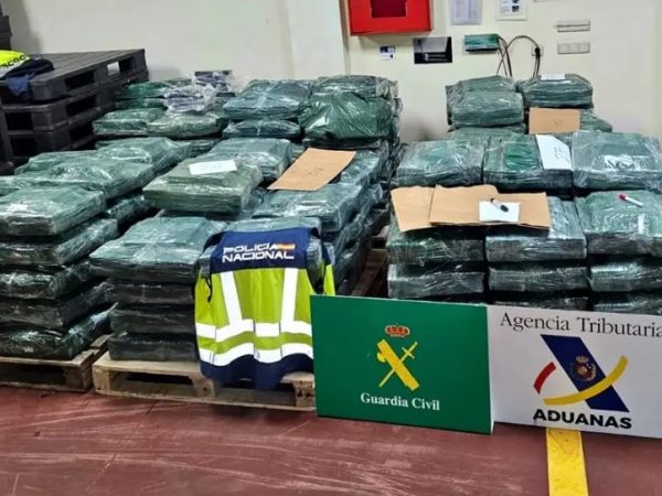 Agentes de la Guardia Civil, Policía Nacional y Vigilancia Aduanera de la Agencia Tributaria, de España, incautaron dos toneladas de cocaína