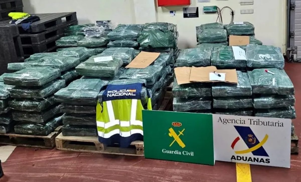 Agentes de la Guardia Civil, Policía Nacional y Vigilancia Aduanera de la Agencia Tributaria, de España, incautaron dos toneladas de cocaína