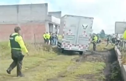 Agentes de la Policía Nacional localizaron un cuerpo mutilado en el balde de una camioneta abandonada en el sector Guamaní, en el sur de la capital ecuatoriana.