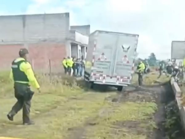 Agentes de la Policía Nacional localizaron un cuerpo mutilado en el balde de una camioneta abandonada en el sector Guamaní, en el sur de la capital ecuatoriana.
