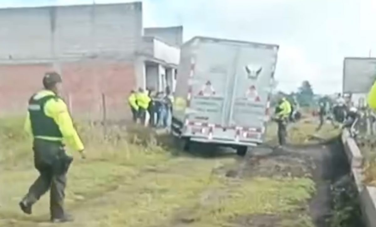 Agentes de la Policía Nacional localizaron un cuerpo mutilado en el balde de una camioneta abandonada en el sector Guamaní, en el sur de la capital ecuatoriana.