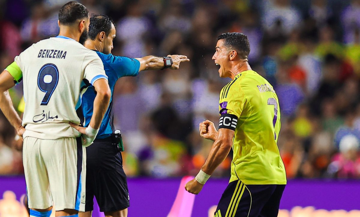 Al Nassr de Cristiano Ronaldo, con 10 jugadores, derrotó 2-1 al Al Ittihad de Karim Benzema y avanza a la final de la Supercopa de Arabia