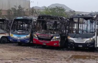 Al menos 18 buses de transporte público resultaron quemados y destruidos en su totalidad por un incendio intencional la madrugada de este miércoles