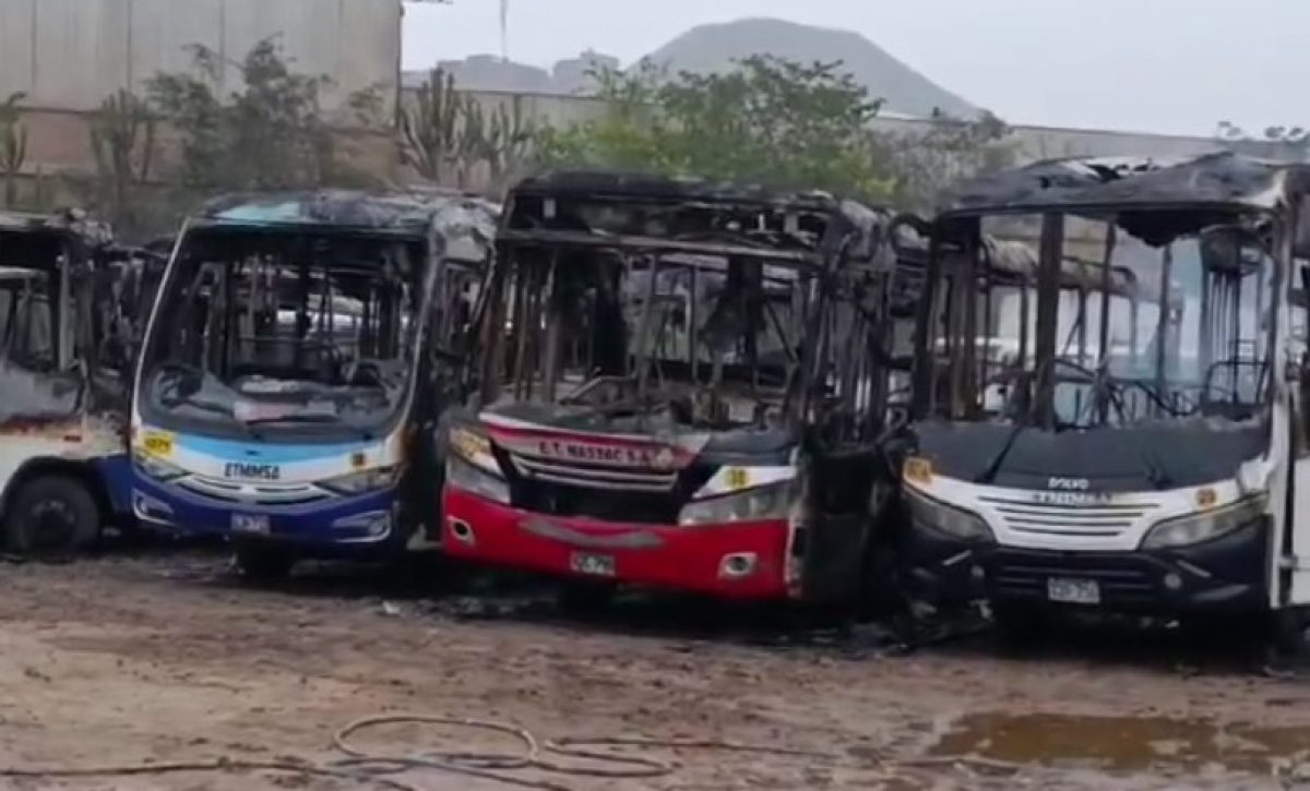 Al menos 18 buses de transporte público resultaron quemados y destruidos en su totalidad por un incendio intencional la madrugada de este miércoles