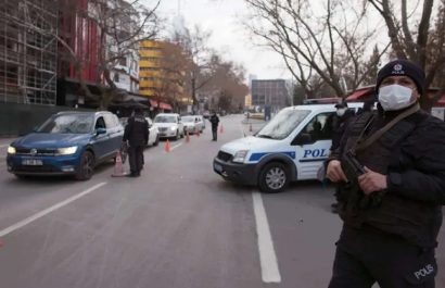 Al menos nueve personas, tres agentes policiales y seis presuntos militantes del grupo terrorista Estado Islámico (ISIS o EI),