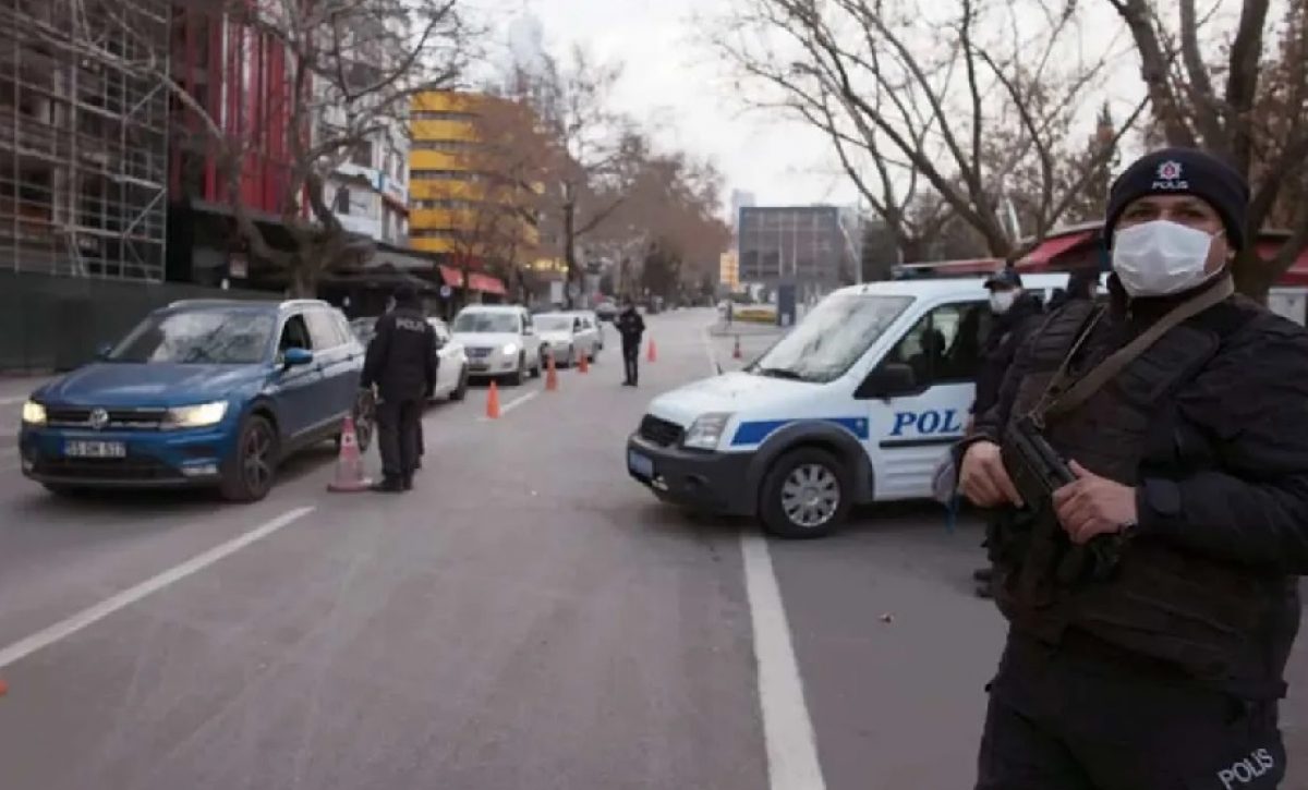 Al menos nueve personas, tres agentes policiales y seis presuntos militantes del grupo terrorista Estado Islámico (ISIS o EI),