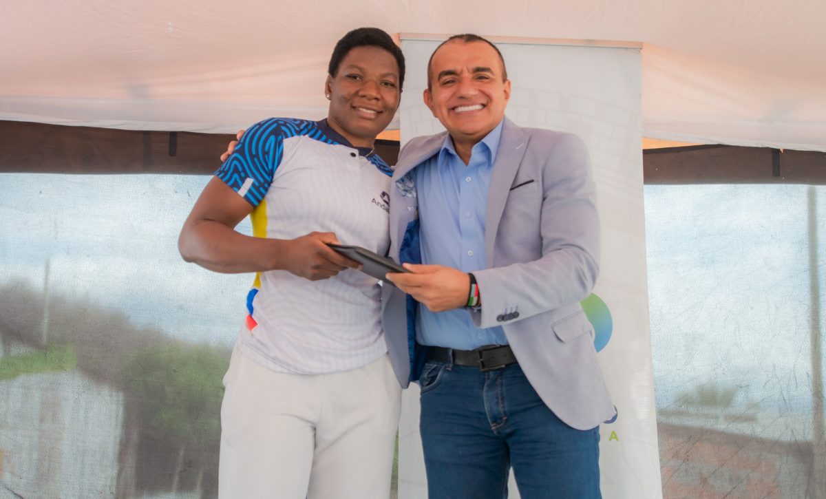 Alcalde de Portoviejo, Javier Pincay, abraza el triunfo histórico de Génesis Reasco en el Mundial de Lucha en Croacia