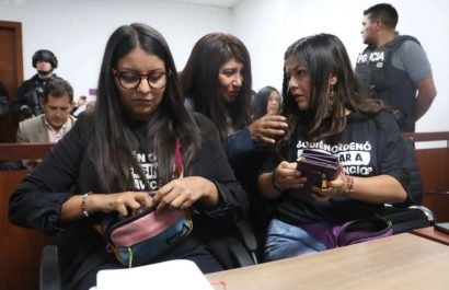 Amanda y Tamia Villavicencio acudieron a la audiencia de formulación de cargos en el caso Villavicencio en el Complejo Judicial. FOTO: API.