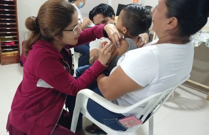 900 puntos de vacunación están activos este domingo en  Ecuador.