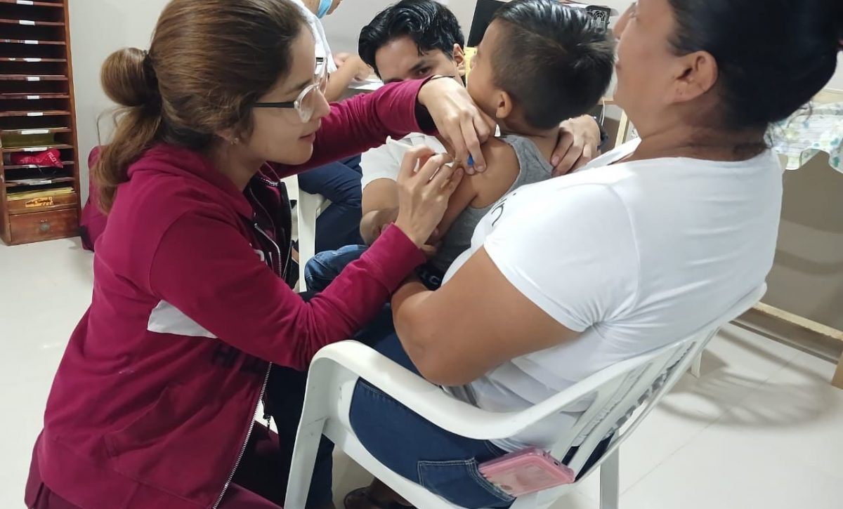 900 puntos de vacunación están activos este domingo en  Ecuador.