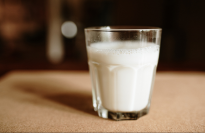 Arcsa alerta sobre incumplimientos sanitarios en lotes de tres marcas de leche Producto ha sido adulterado