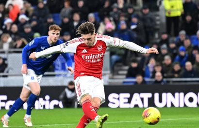 Arsenal con Hincapié de titular vence 1-0 a Everton con penalti de Viktor Gyökeres y sigue líder