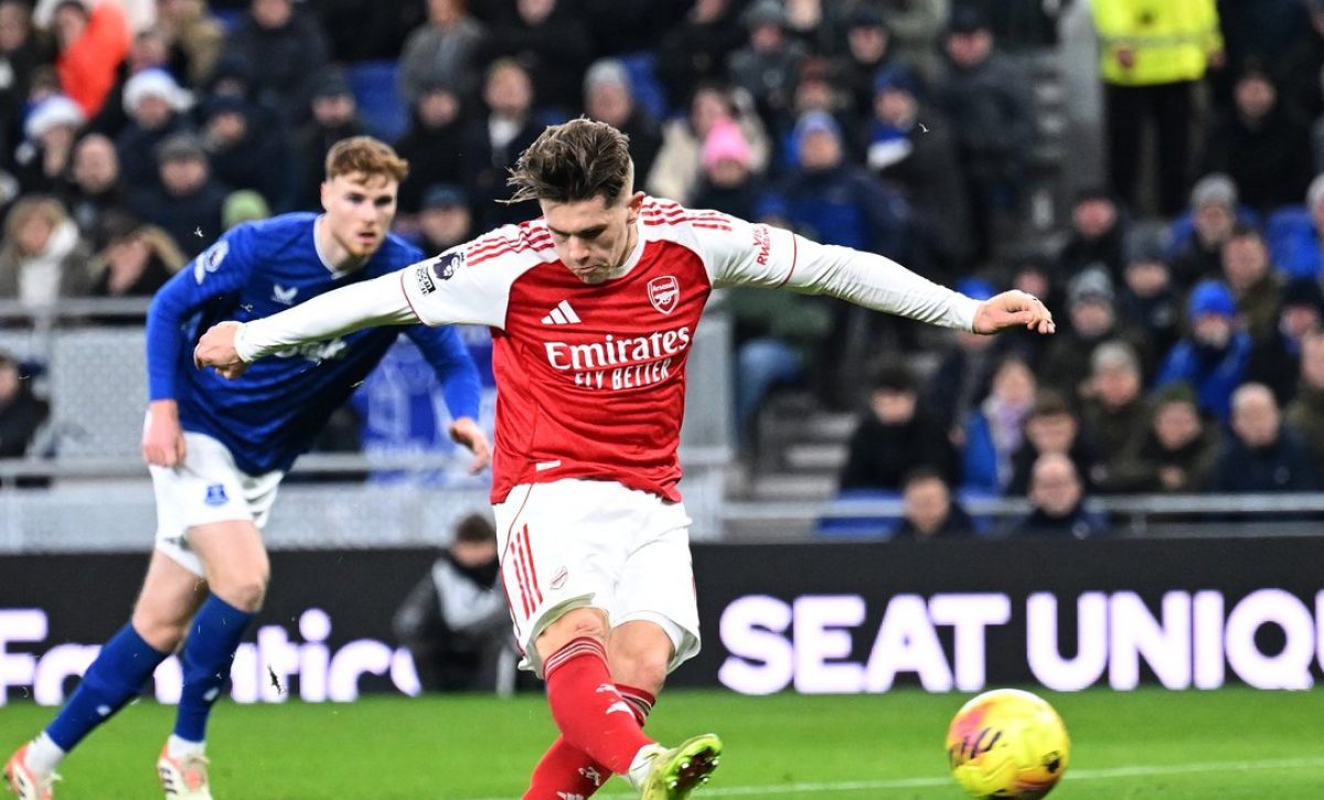 Arsenal con Hincapié de titular vence 1-0 a Everton con penalti de Viktor Gyökeres y sigue líder