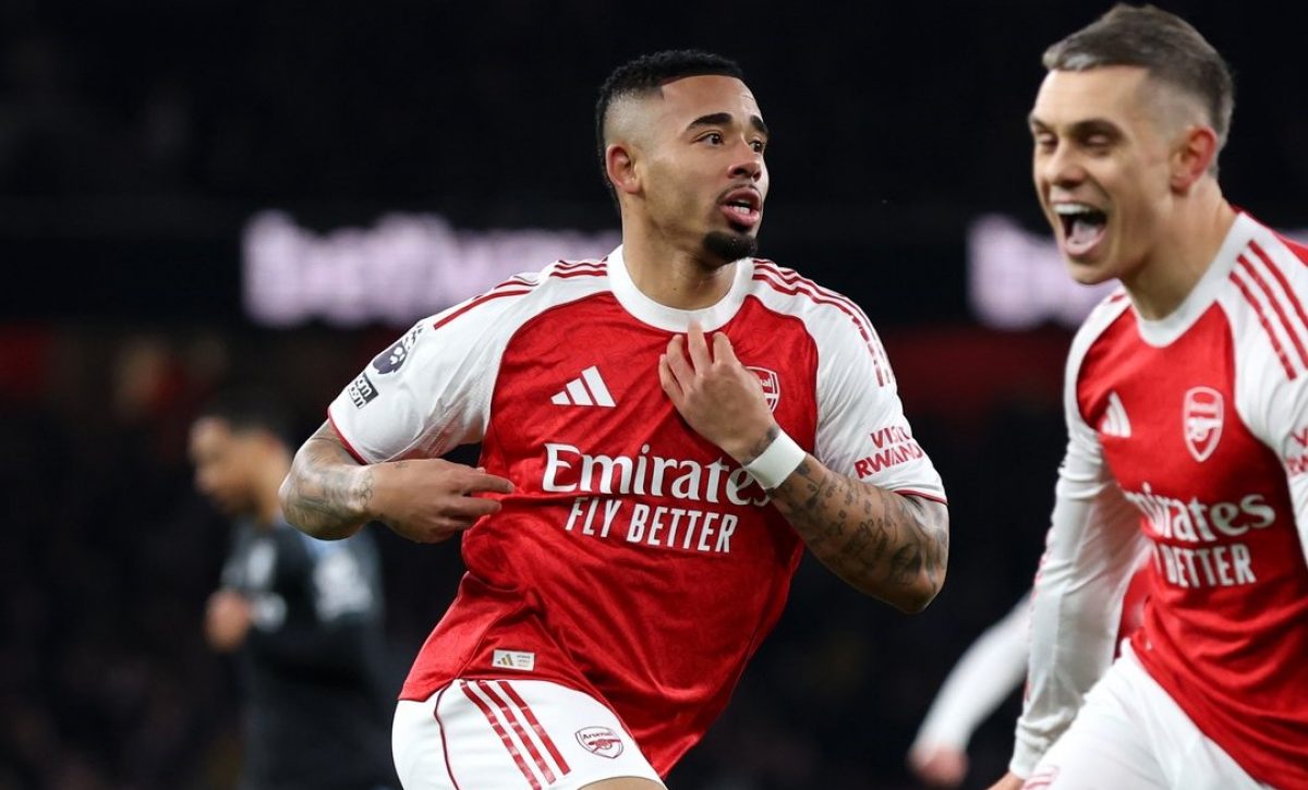 Arsenal con Hincapié golea 4-1 a Aston Villa y consolida el liderato en la Premier League