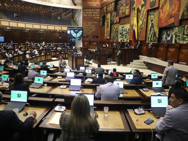 Asamblea Nacional aprueba resolución para transformar la salud pública en Ecuador