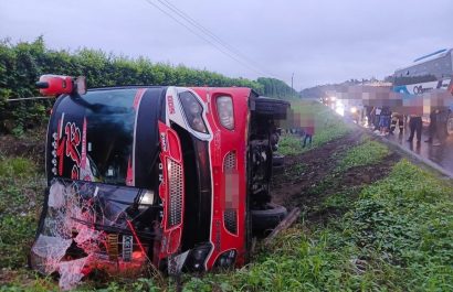 El bus siniestrado llevaba más de 60 personas a bordo.