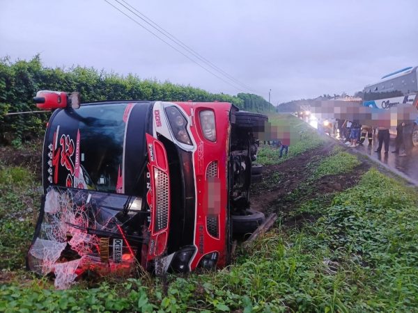 El bus siniestrado llevaba más de 60 personas a bordo.