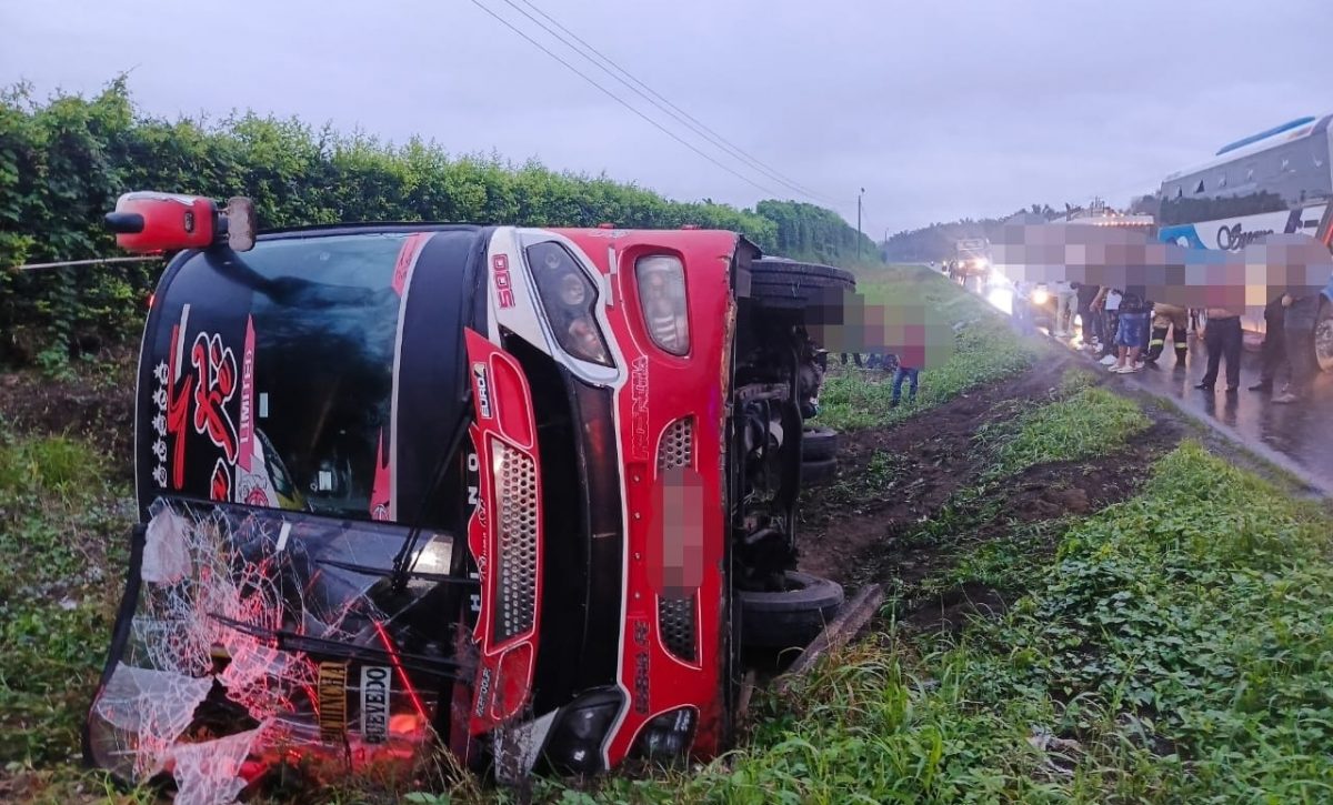 El bus siniestrado llevaba más de 60 personas a bordo.