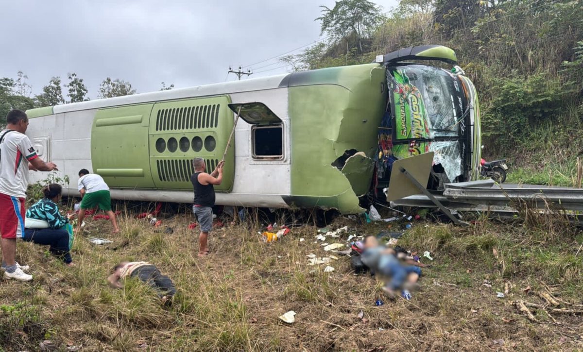 Así fue el accidente del bus de la cooperativa Santo Domingo en la vía Zapallo-Convento