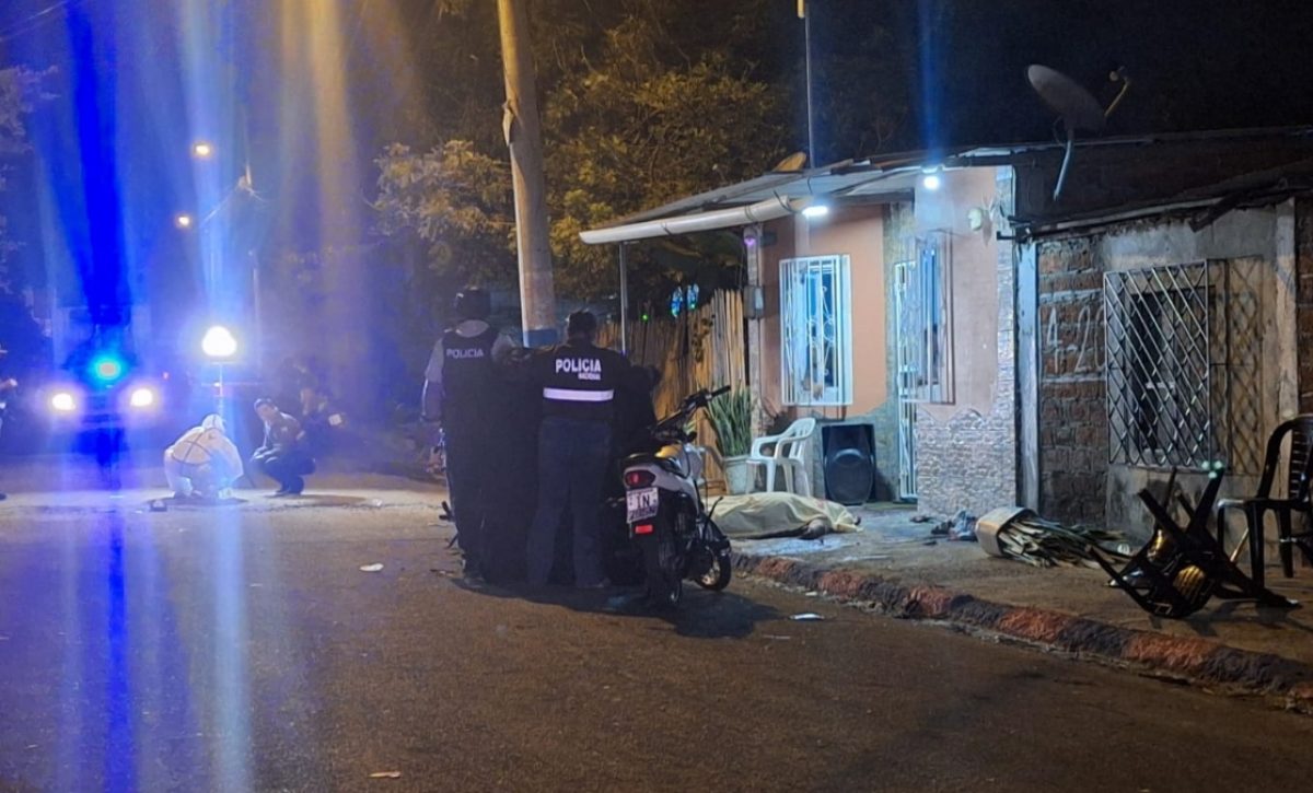 Así fue la masacre que dejó al menos seis personas fallecidas en Manta, provincia de Manabí.