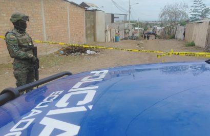 La escena del doble crimen fue cercada por personal policial y militar.