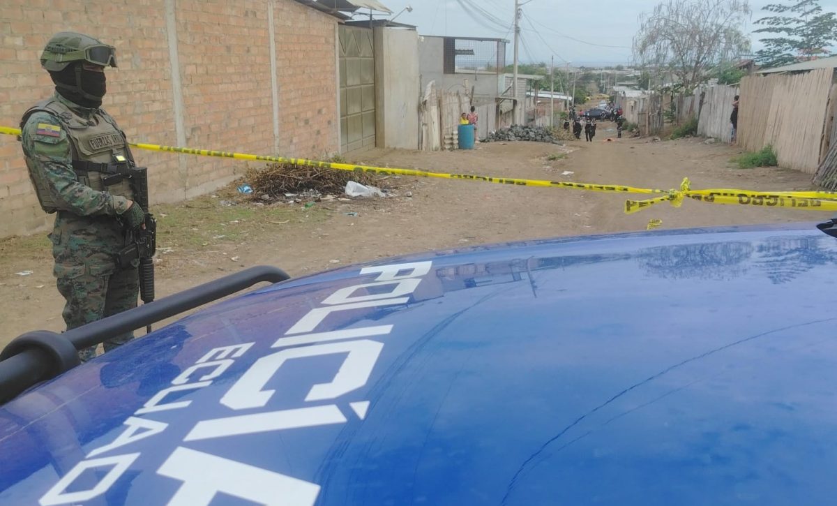 La escena del doble crimen fue cercada por personal policial y militar.