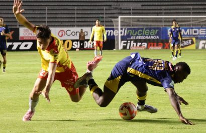 Aucas aplastó 6-0 a Delfín SC en un partido de la Liga Ecuabet disputado este lunes 10 de noviembre en el Estadio Gonzalo Pozo Ripalda.