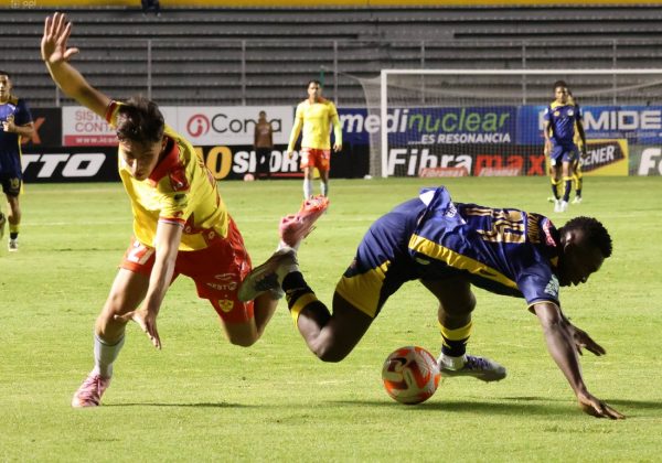Aucas aplastó 6-0 a Delfín SC en un partido de la Liga Ecuabet disputado este lunes 10 de noviembre en el Estadio Gonzalo Pozo Ripalda.
