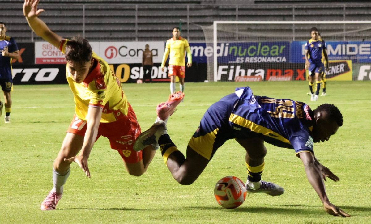 Aucas aplastó 6-0 a Delfín SC en un partido de la Liga Ecuabet disputado este lunes 10 de noviembre en el Estadio Gonzalo Pozo Ripalda.