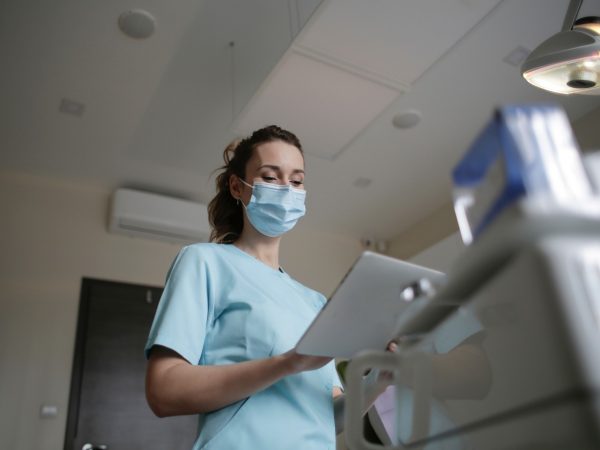 Aumenta el número de enfermeras en el mundo, pero persisten las brechas regionales, advierte la OMS