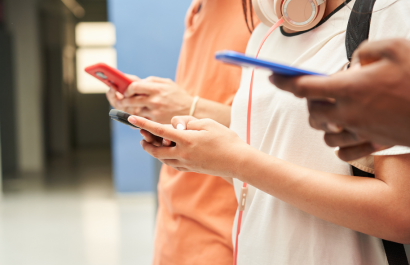 La nueva ley no sanciona a los adolescentes que entren a redes sociales.