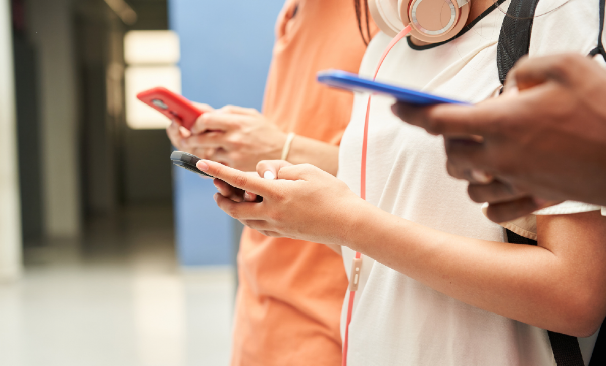 La nueva ley no sanciona a los adolescentes que entren a redes sociales.