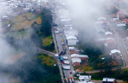 Autoridades advierten de "alto riesgo" por acumulación de tanqueros cargados con gas y gasolina en Suscal, Cañar, por cierres del paro nacional