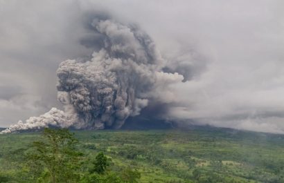 La erupción del volcán se dio cerca del mediodía de este miércoles, tiempo de Indonesia.