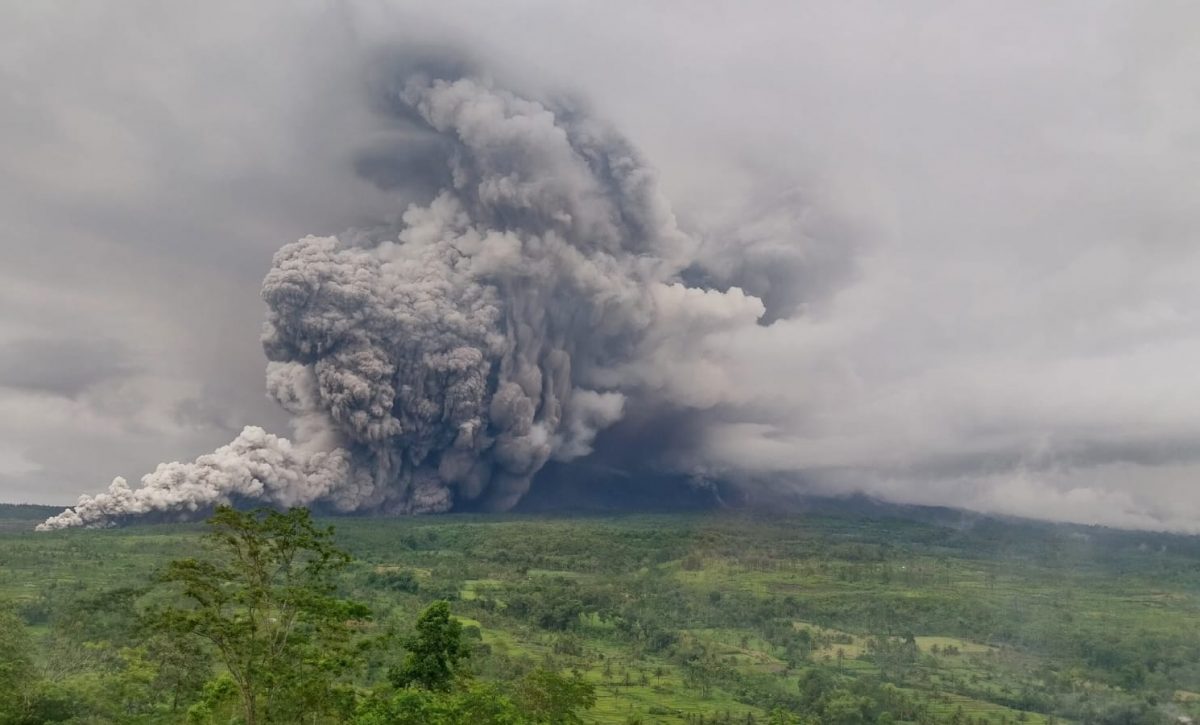 La erupción del volcán se dio cerca del mediodía de este miércoles, tiempo de Indonesia.