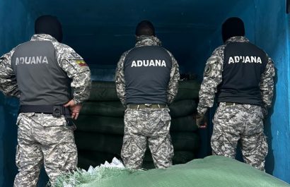 Autoridades de varias instituciones participaron del allanamiento a una bodega clandestina utilizada para el acopio de ropa de contrabando.