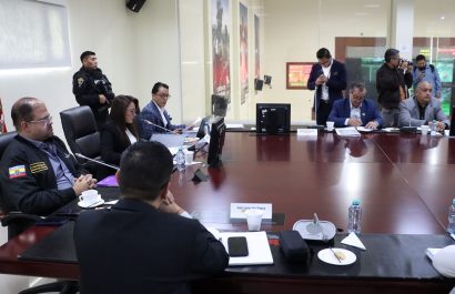 Autoridades del Gobierno ecuatoriano y dirigentes del transporte terrestre se reunieron este lunes 22 de diciembre de 2025 en Quito.