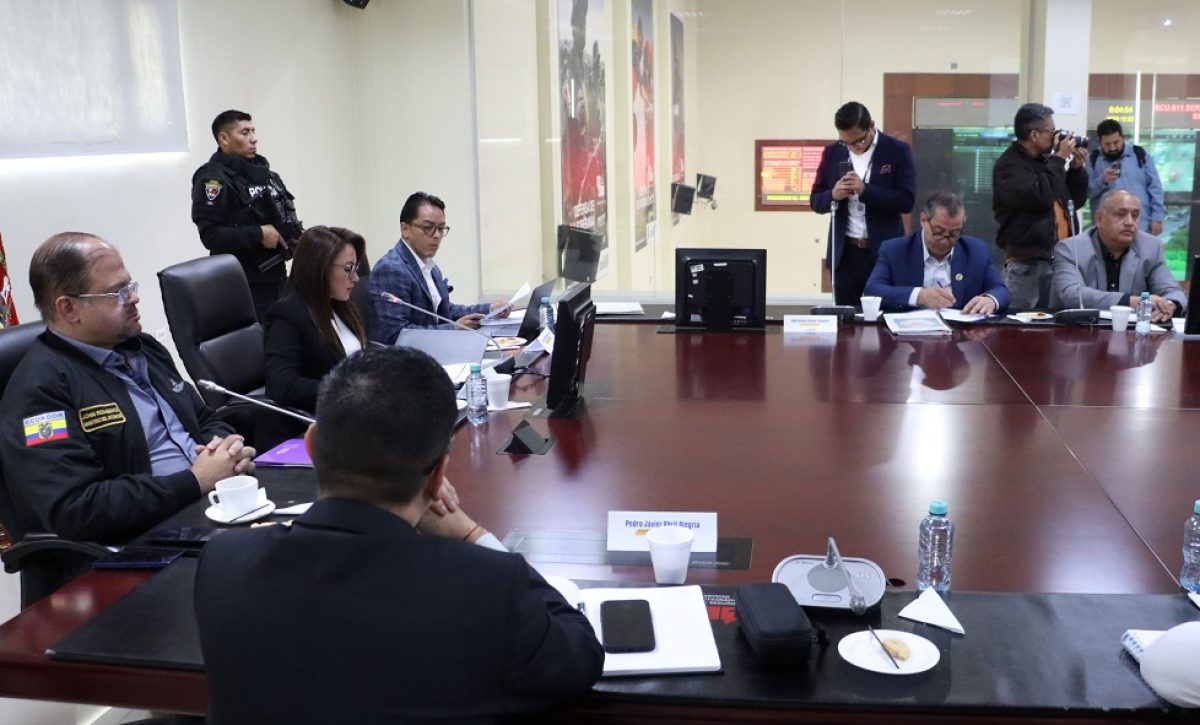 Autoridades del Gobierno ecuatoriano y dirigentes del transporte terrestre se reunieron este lunes 22 de diciembre de 2025 en Quito.