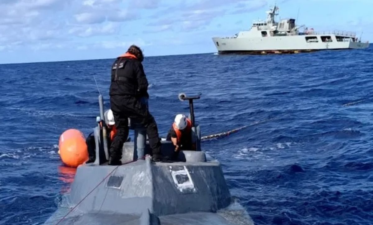 Autoridades portuguesas detuvieron a dos ecuatorianos, un venezolano y un colombiano dentro de un narcosubmarino, donde transportaban 1,7 toneladas de droga.