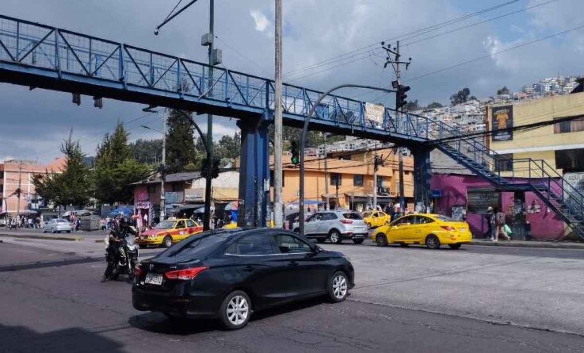 Av. Maldonado contará con cruce peatonal accesible tras retiro de puente de bajo uso en Quito