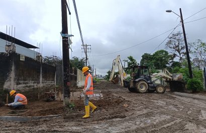 Avanza el asfaltado de la calle Catacocha, acceso clave al Centro Forense de Santo Domingo