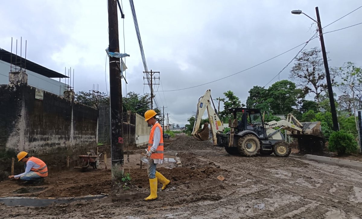 Avanza el asfaltado de la calle Catacocha, acceso clave al Centro Forense de Santo Domingo