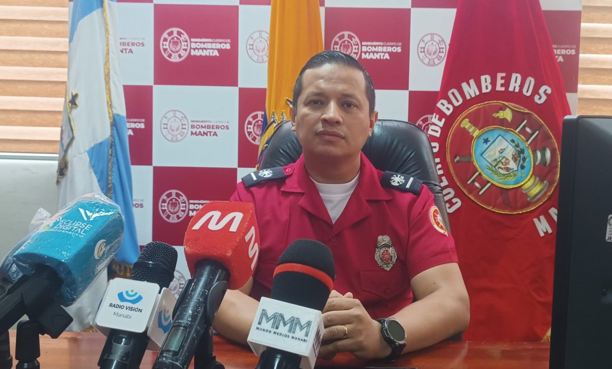 Julio Roca, del Cuerpo de Bomberos de Manta explica sobre protocolos que aplican en emergencias y motivos que retrasan llegada de ambulancias.