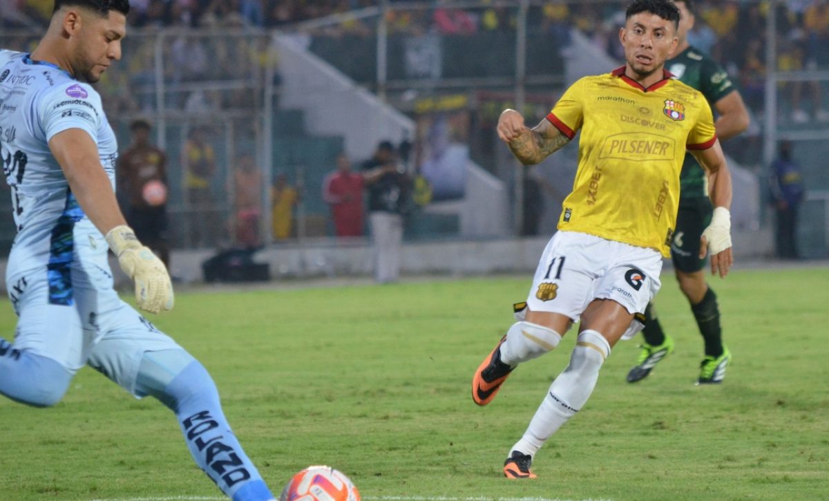 Barcelona se impone ante Orense en Machala y se aferra al cupo de la Copa Libertadores . (API)