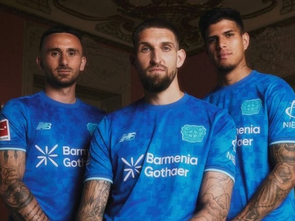 Bayer Leverkusen presenta tercera camiseta 2025-2026 con Piero Hincapié como modelo