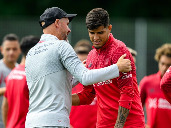 Bayer Leverkusen rechaza negociar el traspaso de Piero Hincapié a clubes de la Premier League