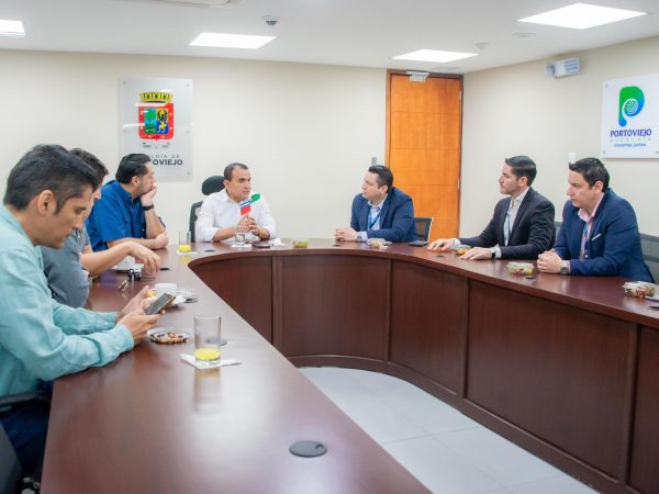 El alcalde Javier Pincay, en reunión con representantes de la CAF.