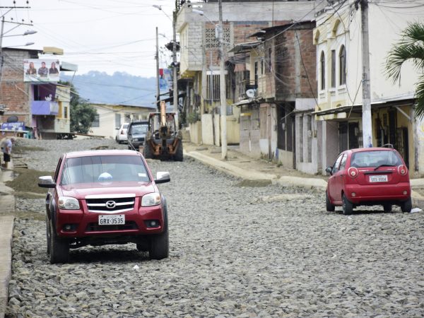 Los trabajos en la calle Vicente Macías iniciaron en enero y avanzan lentos, según habitantes de la zona.